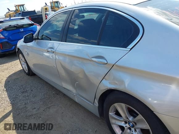 ✅ 2013 BMW 5 Series 528i • VIN: WBAXG5C54DDY30622 • Lot: 43332891. Wystawiony na IAAI z przebiegiem 182 414 mil. Bezpłatny archiwum sprzedaży aukcyjnych z USA i szczegółowy raport historii pojazdu na DreamBid. Zdjęcie 15.