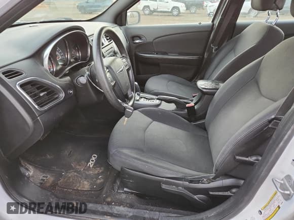 ✅ 2012 Chrysler 200 LX • VIN: 1C3CCBABXCN296897 • Lot: 92648975. Wystawiony na Copart z przebiegiem 148 545 mil. Bezpłatny archiwum sprzedaży aukcyjnych z USA i szczegółowy raport historii pojazdu na DreamBid. Zdjęcie 7.