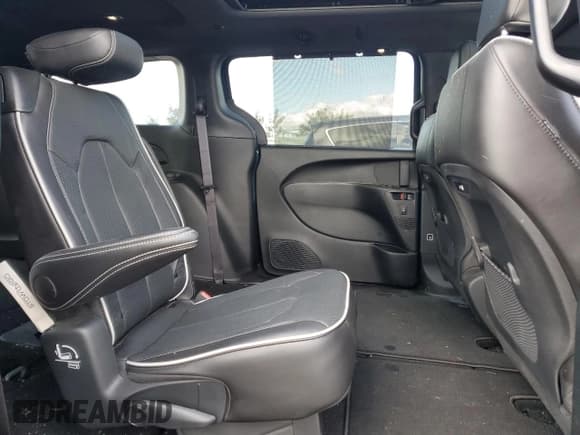 ✅ 2025 Chrysler Pacifica Limited • VIN: 2C4RC3GG6SR613834 • Lot: 90434985. Listed on Copart with 5,877 mi. Free auction sales archive from the USA and detailed vehicle history report at DreamBid. Image 11.