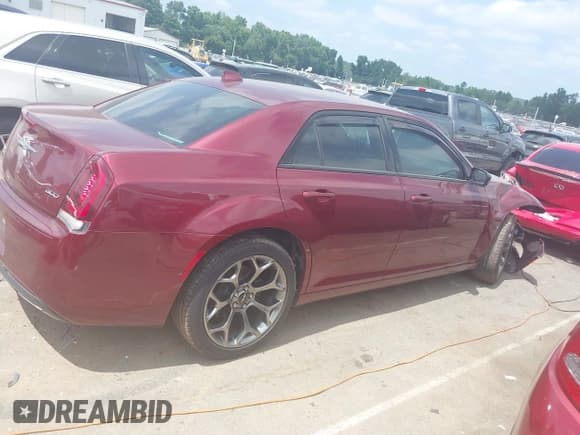 ✅ 2018 Chrysler 300 Touring L • VIN: 2C3CCAAGXJH275057 • Лот: 42945101. Опубликован ранее на IAAI с пробегом Не указан. Бесплатный доступ к архиву аукционных продаж из США и подробный отчёт об истории автомобиля на DreamBid. Изображение 13.