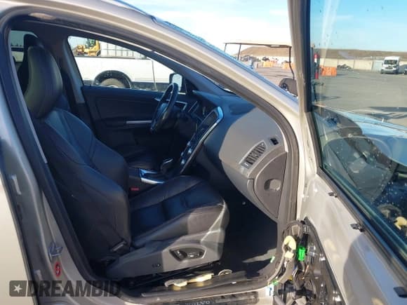 ✅ 2017 Volvo XC60 Dynamic • VIN: YV440MDR3H2095815 • Lot: 43653614. Wystawiony na IAAI z przebiegiem 31 539 mil. Bezpłatny archiwum sprzedaży aukcyjnych z USA i szczegółowy raport historii pojazdu na DreamBid. Zdjęcie 5.