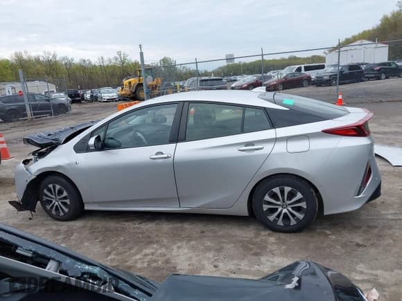 ✅ 2021 Toyota Prius LE • VIN: JTDKAMFP0M3194485 • Lot: 42019500. Listed on IAAI with 42,191 mi. Free auction sales archive from the USA and detailed vehicle history report at DreamBid. Image 14.