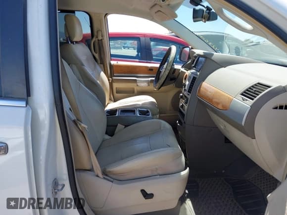 ✅ 2010 Chrysler Town & Country Limited • VIN: 2A4RR7DX5AR321935 • Lot: 42350979. Wystawiony na IAAI z przebiegiem 109 607 mil. Bezpłatny archiwum sprzedaży aukcyjnych z USA i szczegółowy raport historii pojazdu na DreamBid. Zdjęcie 5.