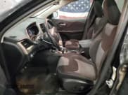 ✅ 2014 Jeep Cherokee Latitude • VIN: 1C4PJMCS4EW126141 • Lot: 92436705. Wystawiony na Copart z przebiegiem 174 245 mil. Bezpłatny archiwum sprzedaży aukcyjnych z USA i szczegółowy raport historii pojazdu na DreamBid. Zdjęcie 7.