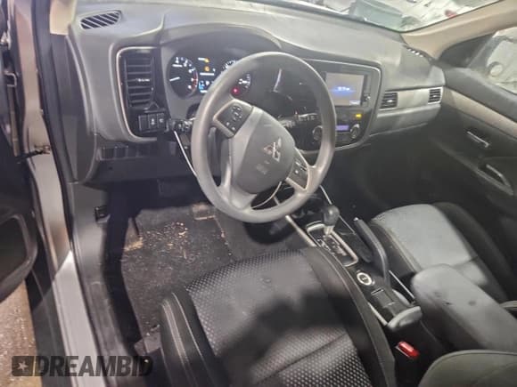 ✅ 2018 Mitsubishi Outlander ES • VIN: JA4AZ3A35JJ005611 • Lot: 95221315. Wystawiony na Copart z przebiegiem 108 392 mil. Bezpłatny archiwum sprzedaży aukcyjnych z USA i szczegółowy raport historii pojazdu na DreamBid. Zdjęcie 8.