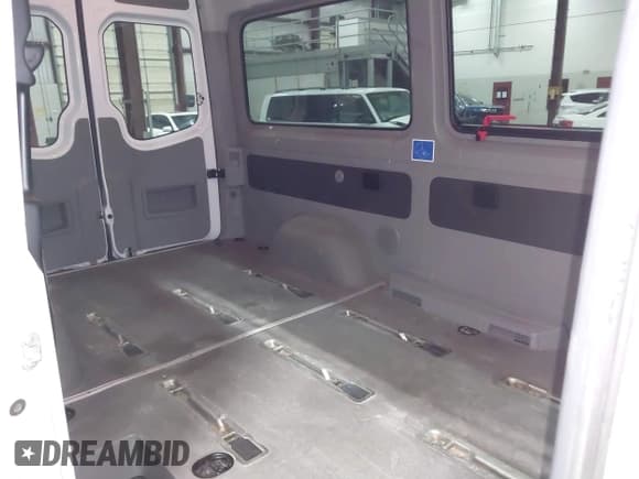 ✅ 2012 Mercedes-Benz Sprinter Passenger • VIN: WDZPE7CC2C5660966 • Lot: 43720741. Wystawiony na IAAI z przebiegiem 236 080 mil. Bezpłatny archiwum sprzedaży aukcyjnych z USA i szczegółowy raport historii pojazdu na DreamBid. Zdjęcie 8.