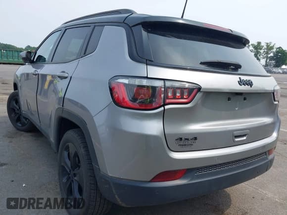✅ 2018 Jeep Compass Latitude • VIN: 3C4NJDBB2JT313502 • Lot: 42497008. Listed on IAAI with 125,919 mi. Free auction sales archive from the USA and detailed vehicle history report at DreamBid. Image 3.