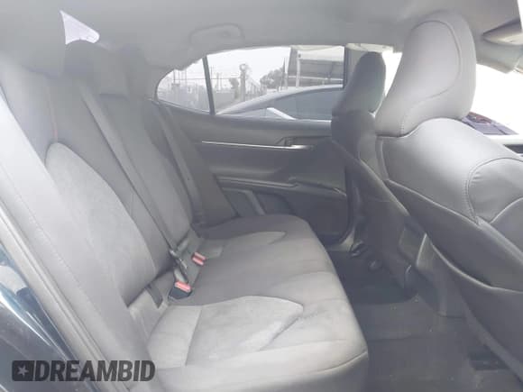 ✅ 2018 Toyota Camry LE • VIN: 4T1B11HK1JU508789 • Lot: 43401501. Wystawiony na IAAI z przebiegiem 88 455 mil. Bezpłatny archiwum sprzedaży aukcyjnych z USA i szczegółowy raport historii pojazdu na DreamBid. Zdjęcie 8.