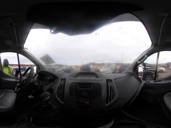 ✅ 2019 Ford Transit Cargo • VIN: 1FTYE2YM7KKB75117 • Lot: 43631171. Wystawiony na IAAI z przebiegiem 35 158 mil. Bezpłatny archiwum sprzedaży aukcyjnych z USA i szczegółowy raport historii pojazdu na DreamBid. Zdjęcie 18.