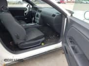 ✅ 2009 Dodge Challenger SE • VIN: 2B3LJ44V39H577140 • Lot: 42279922. Wystawiony na IAAI z przebiegiem 119 121 mil. Bezpłatny archiwum sprzedaży aukcyjnych z USA i szczegółowy raport historii pojazdu na DreamBid. Zdjęcie 5.