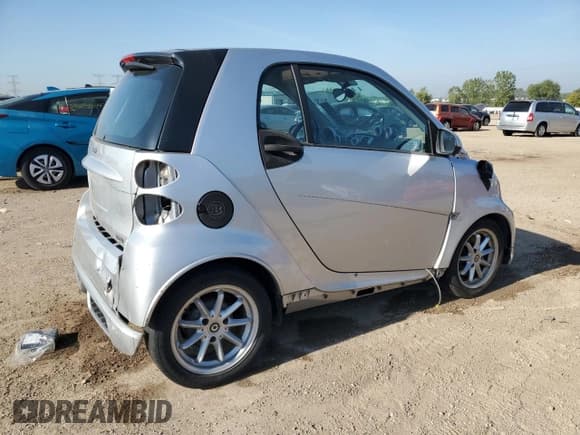 ✅ 2015 Smart fortwo Passion • VIN: WMEEJ3BAXFK800698 • Лот: 81231645. Опубликован ранее на Copart с пробегом 104 255 миль. Бесплатный доступ к архиву аукционных продаж из США и подробный отчёт об истории автомобиля на DreamBid. Изображение 3.
