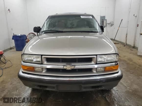 2001 Chevrolet Blazer LT z VIN 1GNDT13W81K237282, wystawiony jako Copart lot #77246084 z przebiegiem 200 614 mil mil oraz Szkoda całkowita • Salvage title. Historia ofert i sprzedaży dostępna na DreamBid. Obrazek 5.