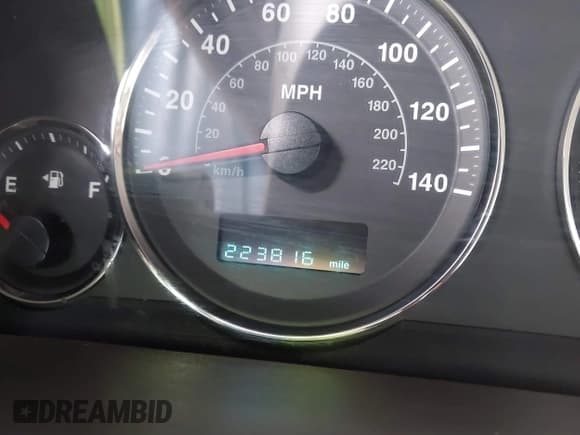 ✅ 2006 Jeep Commander • VIN: 1J8HG48N06C129698 • Lot: 41777105. Wystawiony na IAAI z przebiegiem 223 816 mil. Bezpłatny archiwum sprzedaży aukcyjnych z USA i szczegółowy raport historii pojazdu na DreamBid. Zdjęcie 15.