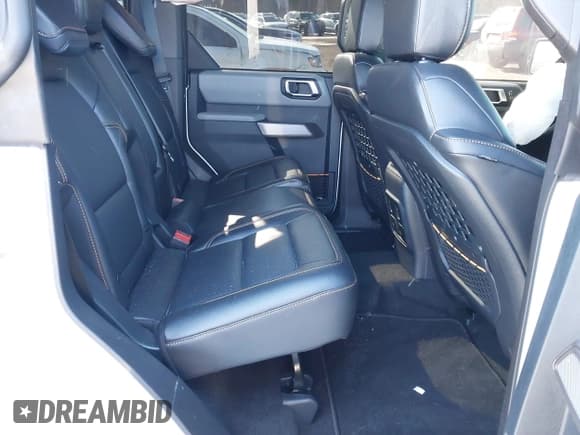 ✅ 2023 Ford Bronco • VIN: 1FMEE5DP1PLC08565 • Lot: 41610564. Wystawiony na IAAI z przebiegiem 19 244 mil. Bezpłatny archiwum sprzedaży aukcyjnych z USA i szczegółowy raport historii pojazdu na DreamBid. Zdjęcie 8.