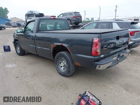 2004 Chevrolet Silverado 1500 Work Truck z VIN 1GCEC14X64Z314604, wystawiony jako IAAI lot #42855194 z przebiegiem 159 959 mil mil oraz . Historia ofert i sprzedaży dostępna na DreamBid. Obrazek 3.