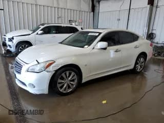 ✅ 2014 Infiniti Q70 • VIN: JN1BY1AR9EM320070 • Лот: 56855645. Опубликован ранее на Copart с пробегом 164 599 миль. Бесплатный доступ к архиву аукционных продаж из США и подробный отчёт об истории автомобиля на DreamBid. Изображение 1.