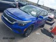 ✅ 2022 Kia Seltos LX • VIN: KNDEPCAA3N7322222 • Lot: 42672250. Wystawiony na IAAI z przebiegiem 48 074 mil. Bezpłatny archiwum sprzedaży aukcyjnych z USA i szczegółowy raport historii pojazdu na DreamBid. Zdjęcie 2.