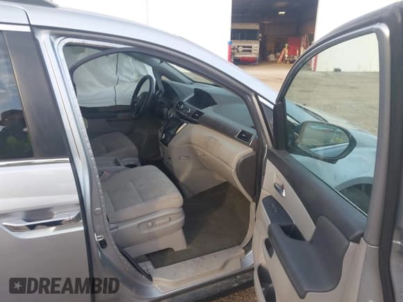 ✅ 2017 Honda Odyssey SE • VIN: 5FNRL5H38HB015238 • Lot: 43415369. Listed on IAAI with 147,845 mi. Free auction sales archive from the USA and detailed vehicle history report at DreamBid. Image 5.