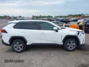 ✅ 2022 Toyota RAV4 Hybrid XLE • VIN: 4T3RWRFV4NU080211 • Lot: 42399810. Wystawiony na IAAI z przebiegiem 101 205 mil. Bezpłatny archiwum sprzedaży aukcyjnych z USA i szczegółowy raport historii pojazdu na DreamBid. Zdjęcie 13.