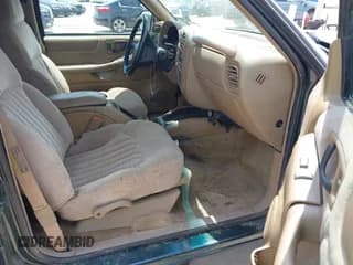 ✅ 2002 Chevrolet Blazer LS • VIN: 1GNCS13W82K110029 • Lot: 42416817. Wystawiony na IAAI z przebiegiem 268 146 mil. Bezpłatny archiwum sprzedaży aukcyjnych z USA i szczegółowy raport historii pojazdu na DreamBid. Zdjęcie 5.