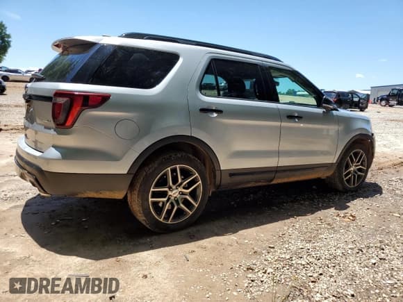 ✅ 2017 Ford Explorer Sport • VIN: 1FM5K8GT6HGD82208 • Lot: 57868365. Wystawiony na Copart z przebiegiem 77 072 mil. Bezpłatny archiwum sprzedaży aukcyjnych z USA i szczegółowy raport historii pojazdu na DreamBid. Zdjęcie 3.