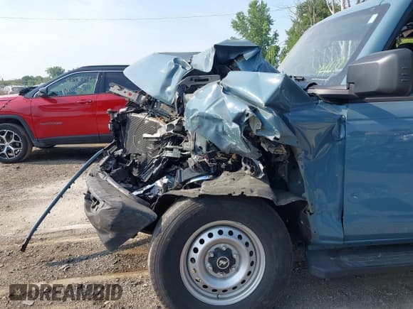 ✅ 2022 Ford Bronco • VIN: 1FMDE5BH5NLB64400 • Lot: 42919464. Wystawiony na IAAI z przebiegiem 27 360 mil. Bezpłatny archiwum sprzedaży aukcyjnych z USA i szczegółowy raport historii pojazdu na DreamBid. Zdjęcie 6.