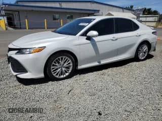 2020 Toyota Camry XLE z VIN 4T1F11AK5LU348897, wystawiony jako Copart lot #69606585 z przebiegiem 71 087 mil mil oraz Szkoda całkowita • Salvage title. Historia ofert i sprzedaży dostępna na DreamBid. Obrazek 1.
