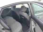 2014 Hyundai Elantra SE z VIN 5NPDH4AE5EH474595, wystawiony jako IAAI lot #43383354 z przebiegiem 112 394 mil mil oraz . Historia ofert i sprzedaży dostępna na DreamBid. Obrazek 8.