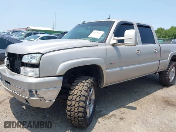 ✅ 2005 Chevrolet Silverado 2500HD LS • VIN: 1GCHK23235F808479 • Lot: 42371122. Listed on IAAI with 267,405 mi. Free auction sales archive from the USA and detailed vehicle history report at DreamBid. Image 2.