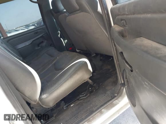 ✅ 2005 Chevrolet Silverado 2500HD LT • VIN: 1GCHC23U15F901726 • Lot: 43723341. Wystawiony na IAAI z przebiegiem 191 495 mil. Bezpłatny archiwum sprzedaży aukcyjnych z USA i szczegółowy raport historii pojazdu na DreamBid. Zdjęcie 8.