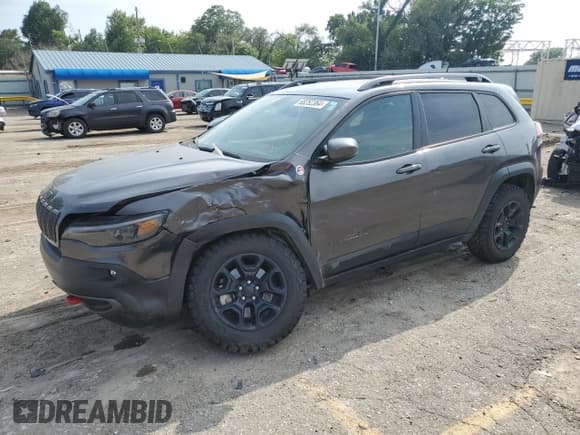✅ 2020 Jeep Cherokee Trailhawk Elite • VIN: 1C4PJMBN1LD534178 • Лот: 68252364. Опубликован ранее на Copart с пробегом 85 946 миль. Бесплатный доступ к архиву аукционных продаж из США и подробный отчёт об истории автомобиля на DreamBid. Изображение 1.