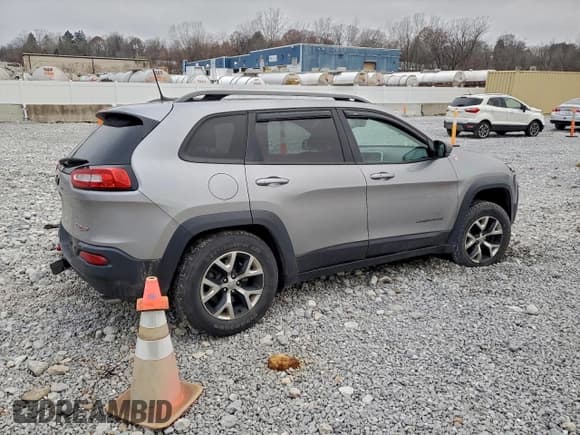✅ 2015 Jeep Cherokee Trailhawk • VIN: 1C4PJMBS4FW778003 • Лот: 93874095. Опубликован ранее на Copart с пробегом 137 574 миль. Бесплатный доступ к архиву аукционных продаж из США и подробный отчёт об истории автомобиля на DreamBid. Изображение 3.
