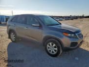 ✅ 2011 Kia Sorento LX • VIN: 5XYKT3A14BG009807 • Lot: 90848685. Wystawiony na Copart z przebiegiem 150 327 mil. Bezpłatny archiwum sprzedaży aukcyjnych z USA i szczegółowy raport historii pojazdu na DreamBid. Zdjęcie 4.