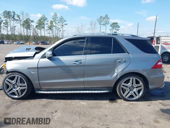 ✅ 2013 Mercedes-Benz M 63 AMG • VIN: 4JGDA7EB9DA155725 • Lot: 41502675. Wystawiony na IAAI z przebiegiem 64 849 mil. Bezpłatny archiwum sprzedaży aukcyjnych z USA i szczegółowy raport historii pojazdu na DreamBid. Zdjęcie 13.