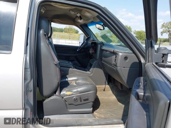 ✅ 2005 Chevrolet Silverado 2500HD Work Truck • VIN: 1GCHK23235F803038 • Lot: 43192366. Wystawiony na IAAI z przebiegiem 266 626 mil. Bezpłatny archiwum sprzedaży aukcyjnych z USA i szczegółowy raport historii pojazdu na DreamBid. Zdjęcie 5.