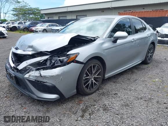 2022 Toyota Camry SE z VIN 4T1T11AK6NU643562, wystawiony jako IAAI lot #42478394 z przebiegiem 27 570 mil mil oraz . Historia ofert i sprzedaży dostępna na DreamBid. Obrazek 2.