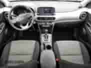 2018 Hyundai Kona SEL z VIN KM8K22AA9JU149227, wystawiony jako Copart lot #43161003 z przebiegiem 73 046 mil mil oraz . Historia ofert i sprzedaży dostępna na DreamBid. Obrazek 8.