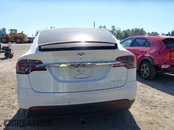 ✅ 2019 Tesla Model X 75D • VIN: 5YJXCAE26KF198206 • Lot: 42745218. Wystawiony na IAAI z przebiegiem 59 438 mil. Bezpłatny archiwum sprzedaży aukcyjnych z USA i szczegółowy raport historii pojazdu na DreamBid. Zdjęcie 15.