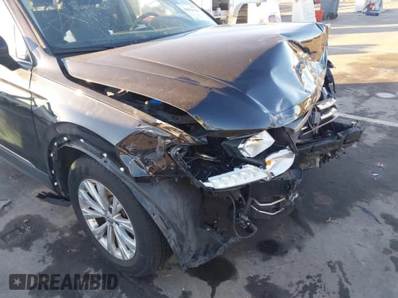 ✅ 2018 Volkswagen Tiguan SEL • VIN: 3VV3B7AX0JM187705 • Lot: 43674121. Wystawiony na IAAI z przebiegiem 106 109 mil. Bezpłatny archiwum sprzedaży aukcyjnych z USA i szczegółowy raport historii pojazdu na DreamBid. Zdjęcie 20.