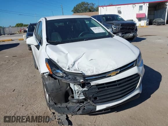 ✅ 2020 Chevrolet Trax LS • VIN: 3GNCJKSBXLL108211 • Lot: 43457223. Wystawiony na IAAI z przebiegiem 123 790 mil. Bezpłatny archiwum sprzedaży aukcyjnych z USA i szczegółowy raport historii pojazdu na DreamBid. Zdjęcie 6.