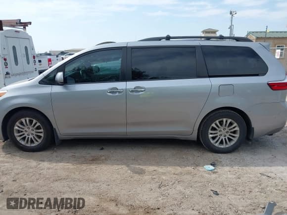 ✅ 2017 Toyota Sienna XLE Auto Access Seat • VIN: 5TDYZ3DC5HS809534 • Lot: 41931204. Listed on IAAI with 132,288 mi. Free auction sales archive from the USA and detailed vehicle history report at DreamBid. Image 15.