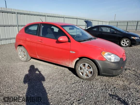 2008 Hyundai Accent L z VIN KMHCN35C68U092394, wystawiony jako Copart lot #76981624 z przebiegiem 157 154 mil mil oraz Czysty tytuł • Clean title. Historia ofert i sprzedaży dostępna na DreamBid. Obrazek 4.