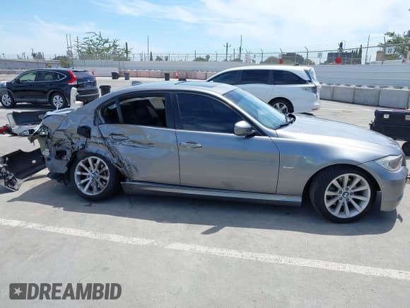 ✅ 2011 BMW 3 Series 328i • VIN: WBAPH5C53BF093444 • Lot: 43061446. Listed on IAAI with 131,634 mi. Free auction sales archive from the USA and detailed vehicle history report at DreamBid. Image 13.