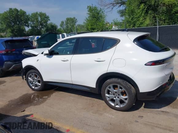 2024 Dodge Hornet R/T z VIN ZACPDFCW2R3A28421, wystawiony jako IAAI lot #42465763 z przebiegiem 34 761 mil mil oraz . Historia ofert i sprzedaży dostępna na DreamBid. Obrazek 14.