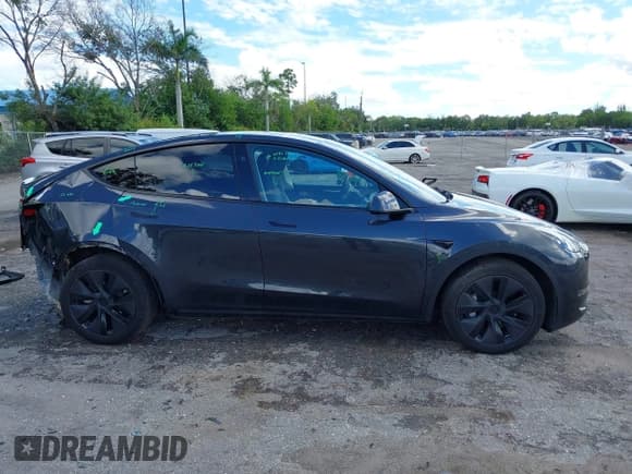 ✅ 2025 Tesla Model Y Long Range • VIN: 7SAYGAEE6SF292186 • Lot: 43252651. Wystawiony na IAAI z przebiegiem 28 610 mil. Bezpłatny archiwum sprzedaży aukcyjnych z USA i szczegółowy raport historii pojazdu na DreamBid. Zdjęcie 14.