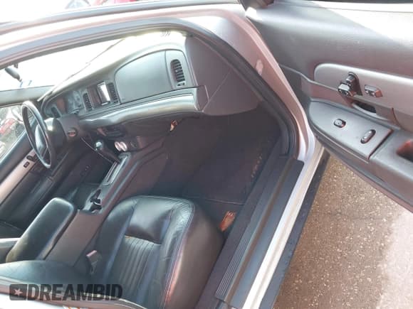 ✅ 2004 Mercury Marauder • VIN: 2MEHM79V44X612903 • Lot: 41994280. Wystawiony na IAAI z przebiegiem 181 451 mil. Bezpłatny archiwum sprzedaży aukcyjnych z USA i szczegółowy raport historii pojazdu na DreamBid. Zdjęcie 5.