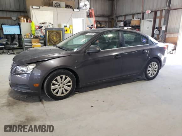 2011 Chevrolet Cruze LS z VIN 1G1PC5SH2B7185726, wystawiony jako Copart lot #71673065 z przebiegiem 229 657 mil mil oraz Szkoda całkowita • Salvage title. Historia ofert i sprzedaży dostępna na DreamBid. Obrazek 1.