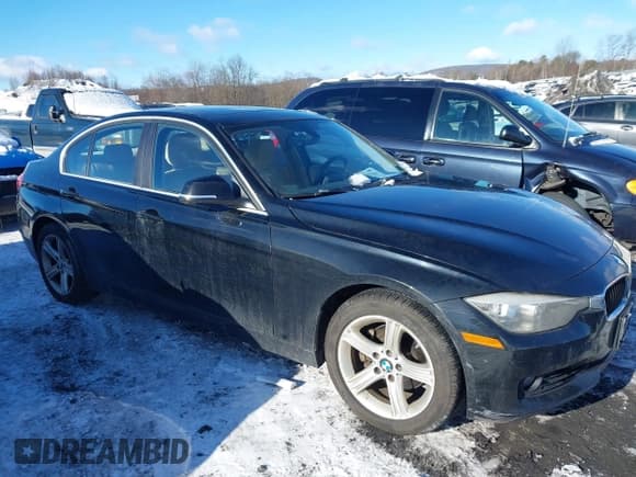 ✅ 2015 BMW 3 Series 328i xDrive • VIN: WBA3B5G56FNS14036 • Lot: 43923064. Wystawiony na IAAI z przebiegiem 153 059 mil. Bezpłatny archiwum sprzedaży aukcyjnych z USA i szczegółowy raport historii pojazdu na DreamBid. Zdjęcie 1.