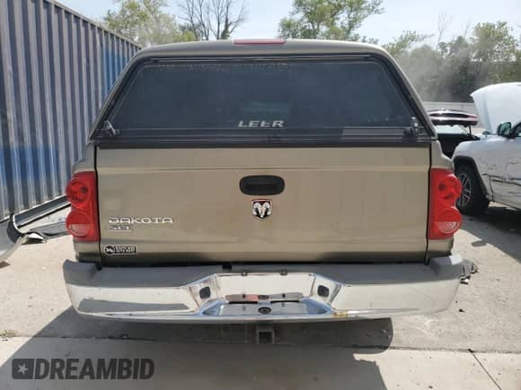 2006 Dodge Dakota SLT z VIN 1D7HE48K46S539838, wystawiony jako Copart lot #68520644 z przebiegiem Nie podano mil oraz Nie do naprawy • Non repairable. Historia ofert i sprzedaży dostępna na DreamBid. Obrazek 6.