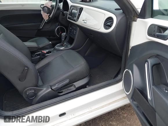 ✅ 2014 Volkswagen Beetle 2.0L TDI w/Sun/Sound/Nav • VIN: 3VWJL7AT1EM621584 • Лот: 42340715. Опубликован ранее на IAAI с пробегом 92 443 миль. Бесплатный доступ к архиву аукционных продаж из США и подробный отчёт об истории автомобиля на DreamBid. Изображение 5.